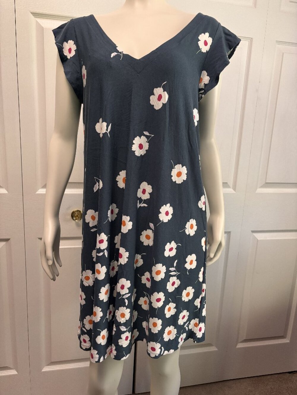 LOFT Outlet Daisy Print Swing Dress Medium Blue White Floral V-Neck Cap Sleeve